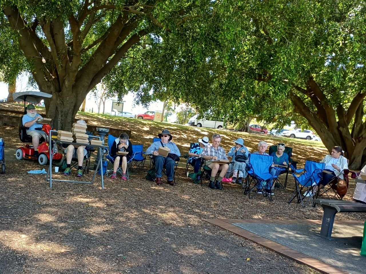 Back to New Farm Park for Lunch. Delicious individual boxed lunches from 'Say Cheese' and a glass of chilled wine. 
Happy Days!