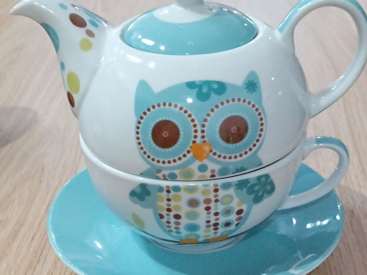 How cute is this teapot and cup? Makes having a cuppa at the Isis Club, just that little bit more special.