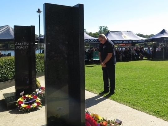 President Peter laying wreath on Anzac Day 2021