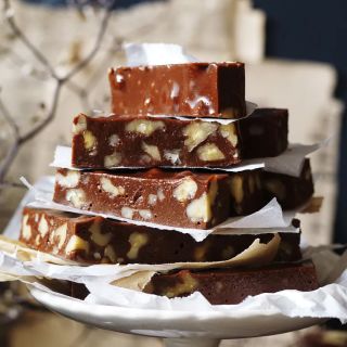 Creamy nut fudge