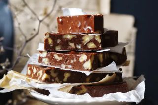 Creamy nut fudge