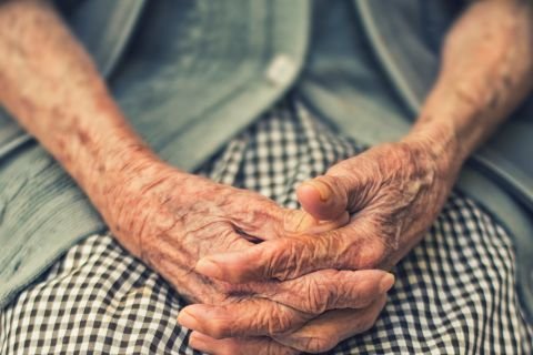 'Fatal consequences': Seniors demand help to stay out of aged care as infections grow