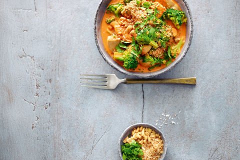 Chicken broccoli curry with coconut topping