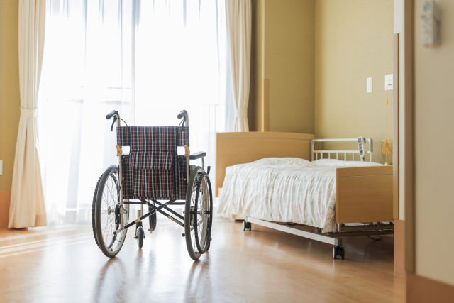 Staff shortages shut down aged care beds